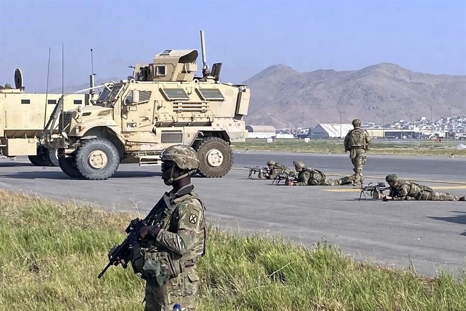 Soldados estadounidenses montan guardia en el aeropuerto de Kabul.