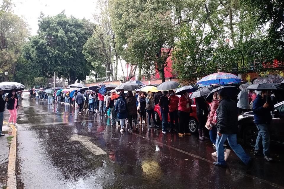 Jóvenes de 18 a 29 años hacen largas filas pese a lluvia para recibir vacuna contra Covid.
