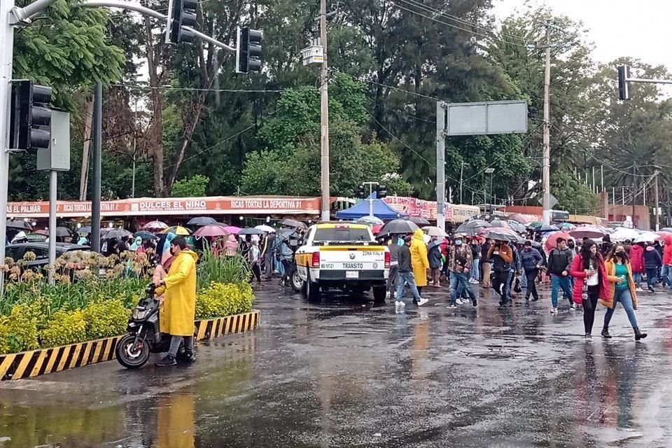 El Deportivo Xochimilco ha registrado gran afluencia de jóvenes que buscan vacunarse.