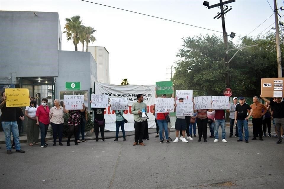 Los vecinos se manifestaron afuera de la planta, donde aún están las mantas de clausura.