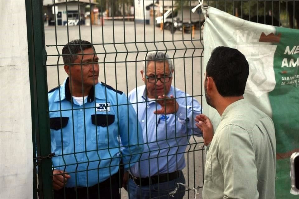 Guardias de seguridad atendieron al representante de los vecinos, Cristóbal Palacios.
