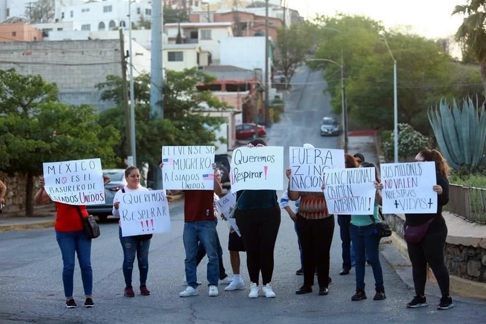 Cerca de unos 40 vecinos de la Colonia Lomas del Roble protestaron afuera de Zinc Nacional, en San Nicolás.