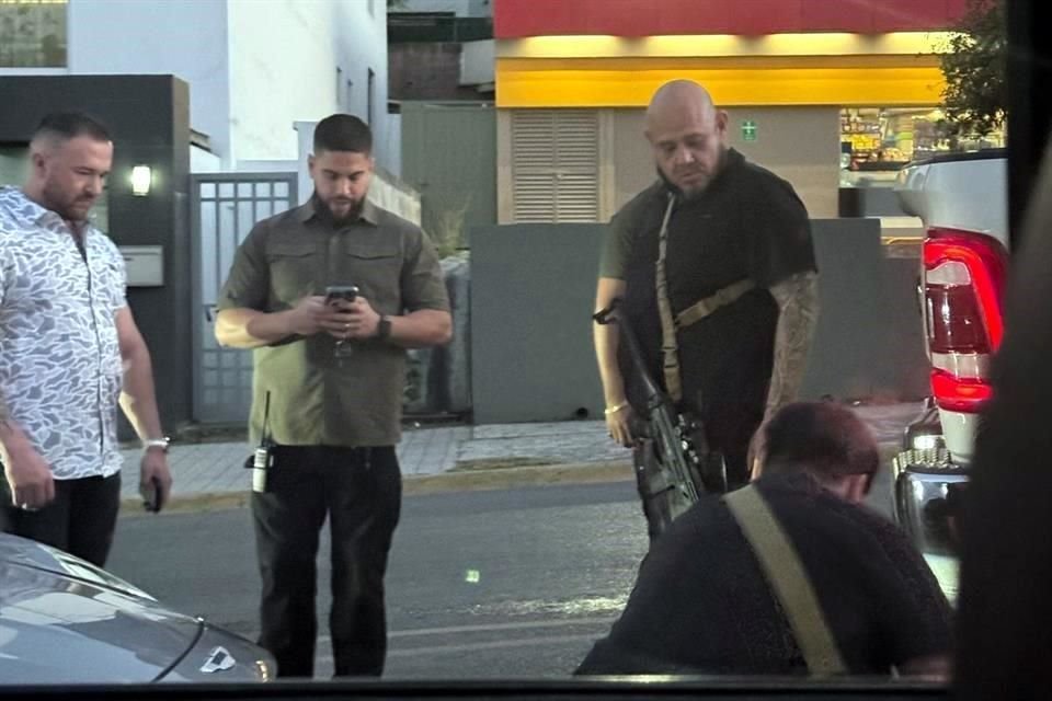Los presuntos escoltas sacaron sus armas.