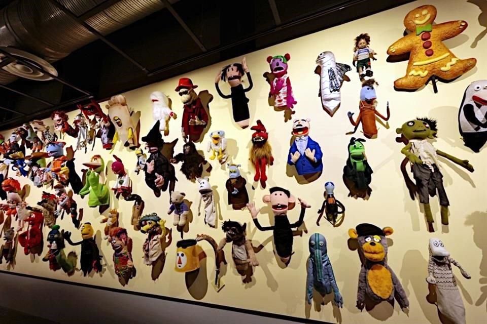 Muro con 150 personajes.