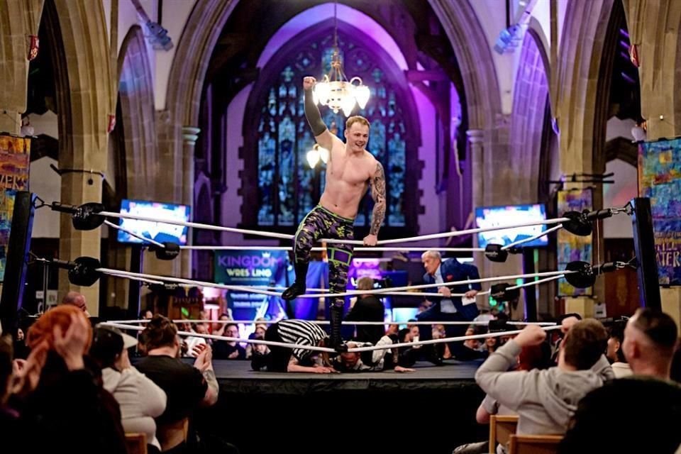 Billy O'Keeffe celebra la victoria tras un enfrentamiento en el espectáculo en la Iglesia de San Pedro en Shipley.