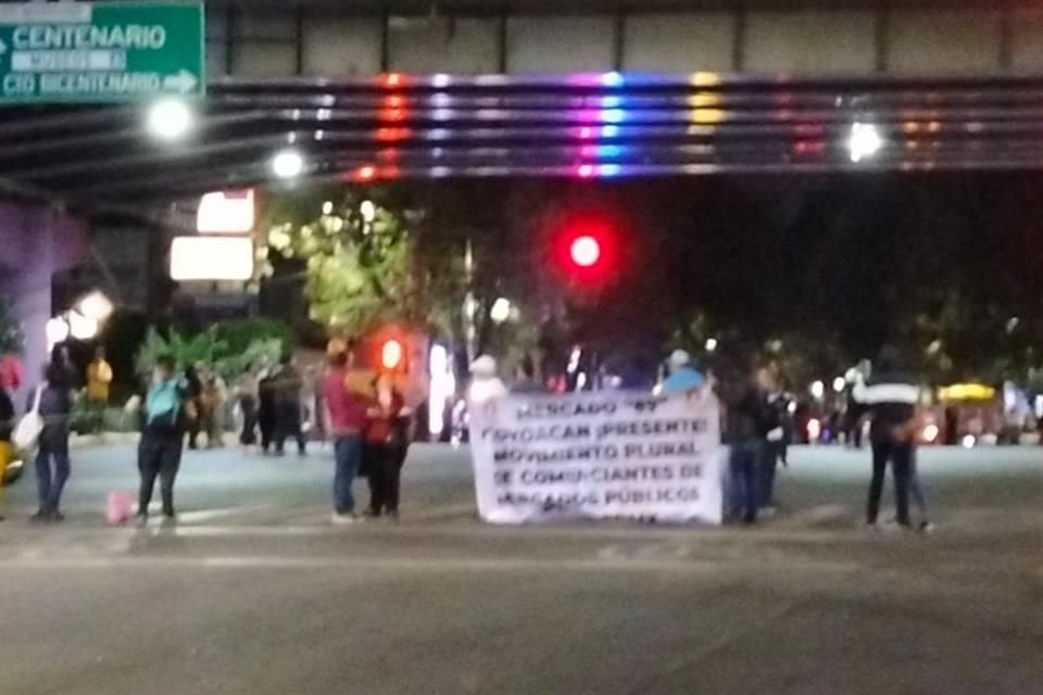Manifestantes realizan un bloqueo en Río Churubusco; acusan extorsiones.