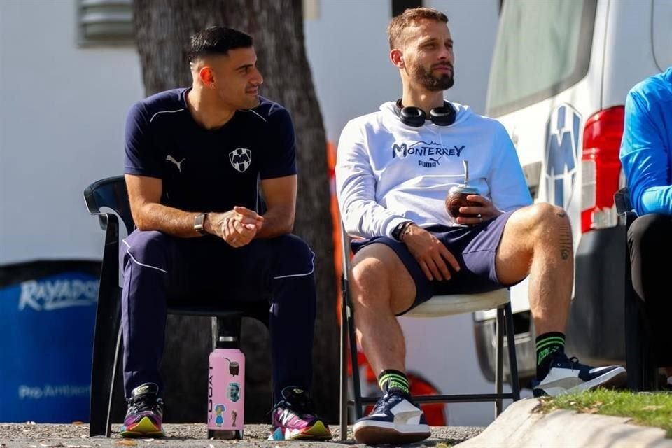 Sergio Canales, aquí con Germán Berterame, no ha entrenado por la lesión en la pierna izquierda.