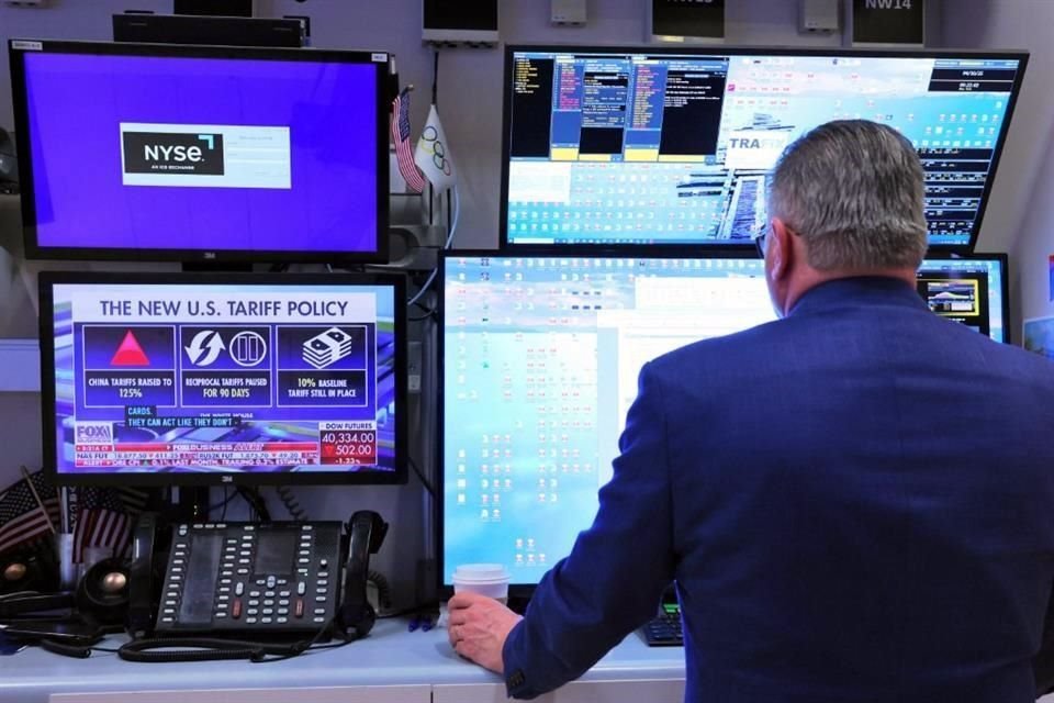 Las acciones estadounidenses subían cerca de 1 por ciento hacia la media jornada del viernes.