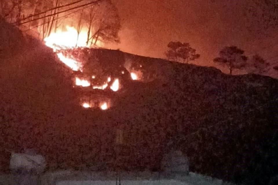 Más de 90 brigadistas y voluntarios se movilizaron durante la madrugada a Santo Domingo Ocotitlán para combatir el incendio que obligó a evacuar a habitantes de Tepoztlán, Morelos.