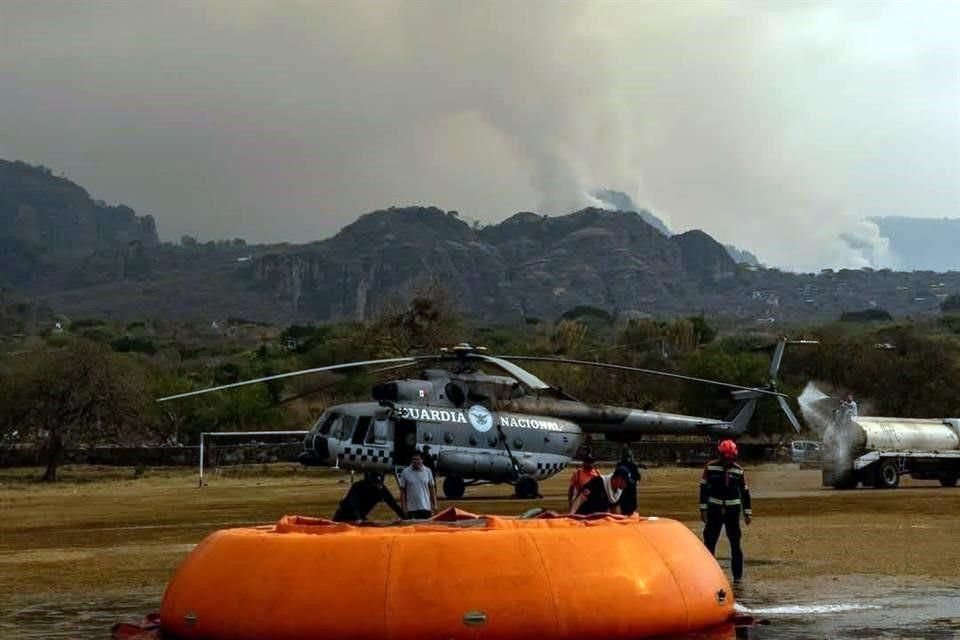 Más de 90 brigadistas y voluntarios se movilizaron durante la madrugada a Santo Domingo Ocotitlán para combatir el incendio que obligó a evacuar a habitantes de Tepoztlán, Morelos.
