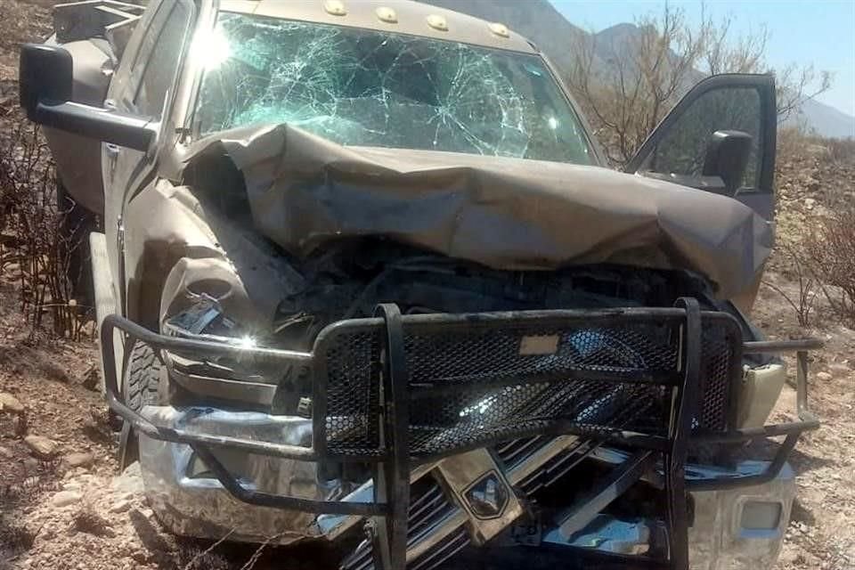 La camioneta Ram pick up, con el frente dañado.