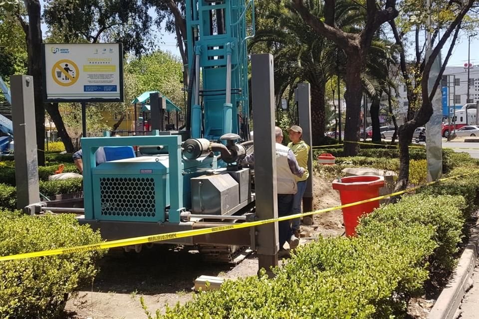 Una perforadora realizó esta semana maniobras para instalar un sensor a 100 metros de profundidad, en la zona de Mixcoac. 