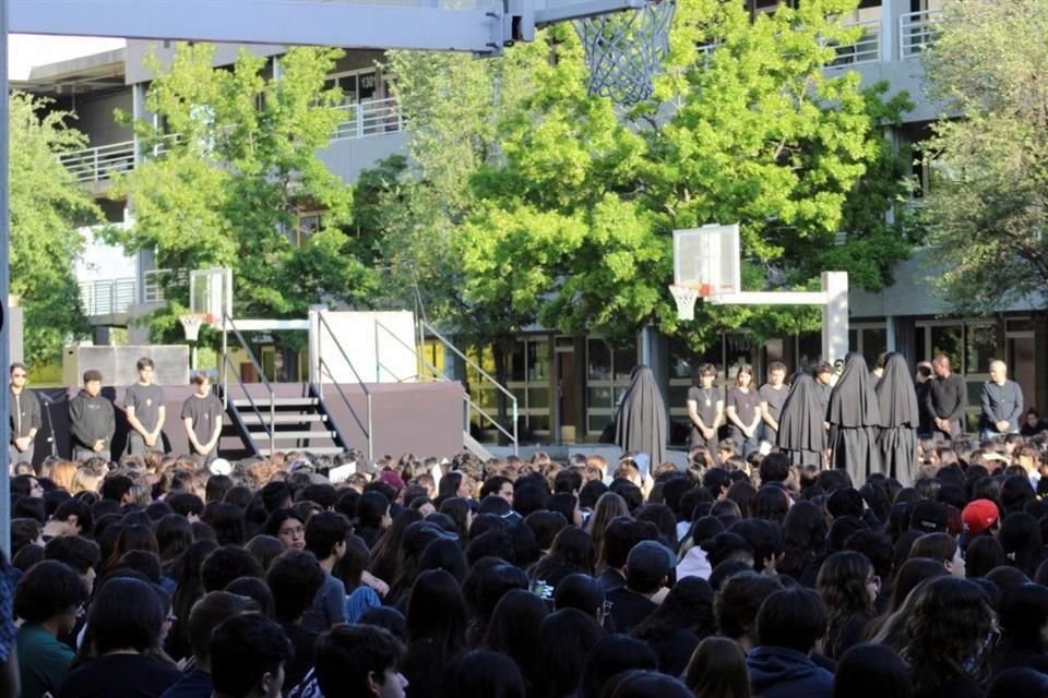 Poco más de 2 mil alumnos asisten a la representación del Viacrucis de la Prepa UDEM San Pedro, el 11 de abril.