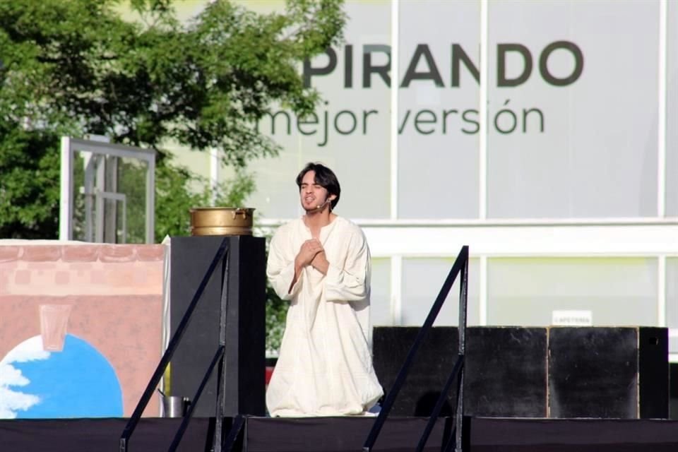 Santiago Luján Hinojosa interpreta a Jesús en el Viacrucis de Prepa UDEM San Pedro, el 11 de abril.