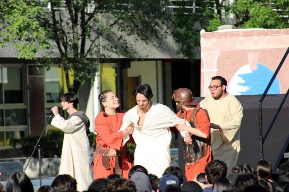 Un total de 37 personas, entre alumnos y personal docente participan en escena el Viacrucis de la Prepa UDEM San Pedro, el 11 de abril.