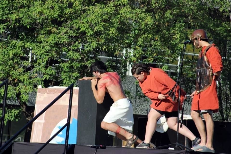 Un total de 37 personas, entre alumnos y personal docente participan en escena el Viacrucis de la Prepa UDEM San Pedro, el 11 de abril.