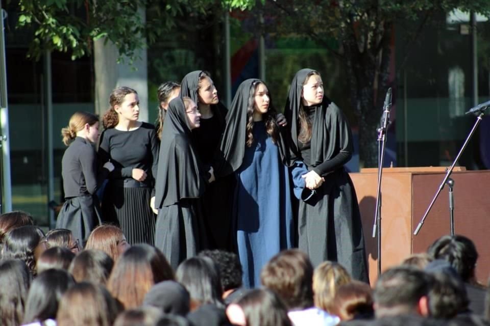 Un total de 37 personas, entre alumnos y personal docente participan en escena el Viacrucis de la Prepa UDEM San Pedro, el 11 de abril.