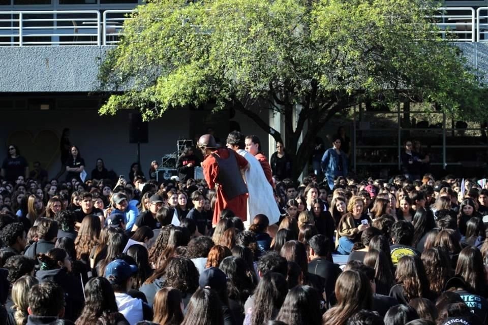 Poco más de 2 mil alumnos asisten a la representación del Viacrucis de la Prepa UDEM San Pedro, el 11 de abril.