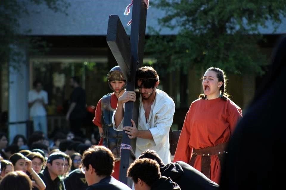 Un total de 37 personas, entre alumnos y personal docente participan en escena el Viacrucis de la Prepa UDEM San Pedro, el 11 de abril.