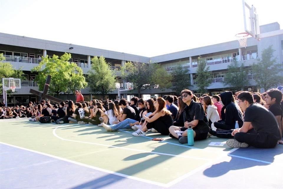 Poco más de 2 mil alumnos asisten a la representación del Viacrucis de la Prepa UDEM San Pedro, el 11 de abril.