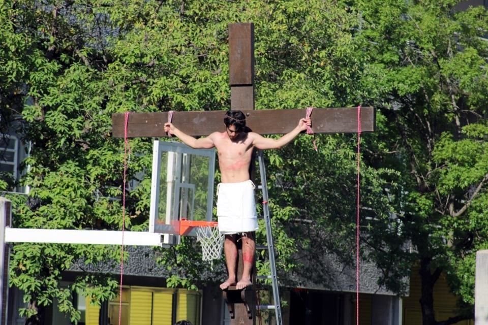 Santiago Luján Hinojosa interpreta a Jesús en el Viacrucis de Prepa UDEM San Pedro, el 11 de abril.