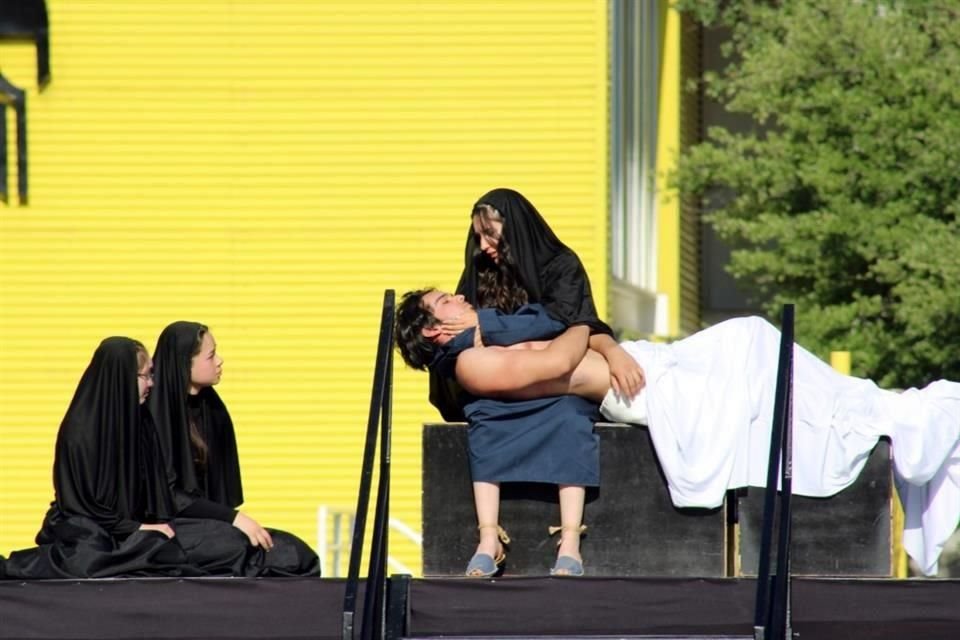 Un total de 37 personas, entre alumnos y personal docente participan en escena el Viacrucis de la Prepa UDEM San Pedro, el 11 de abril.