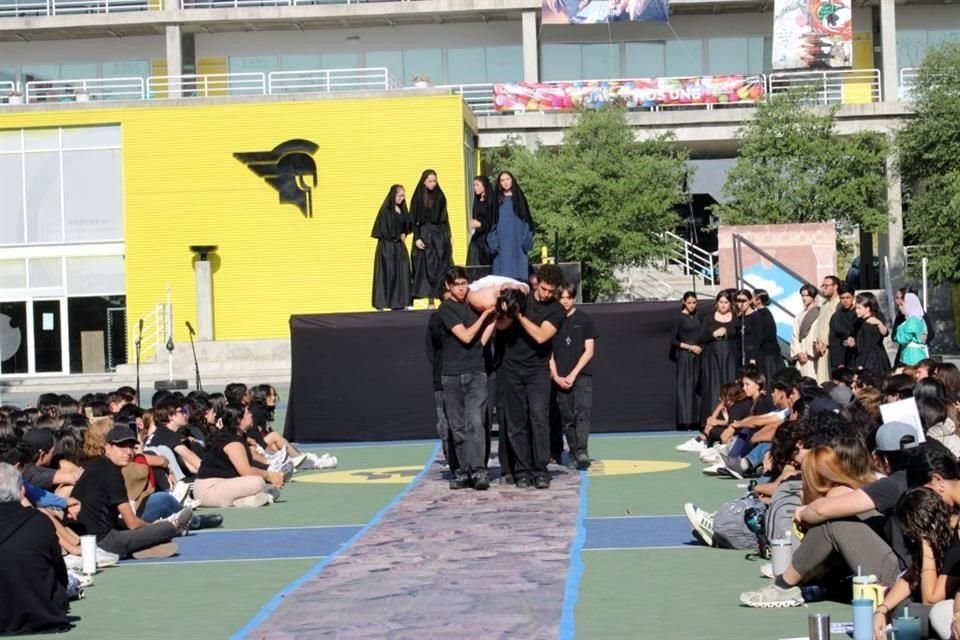 Poco más de 2 mil alumnos asisten a la representación del Viacrucis de la Prepa UDEM San Pedro, el 11 de abril.