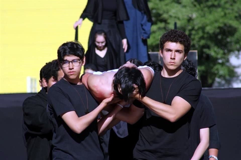 Un total de 37 personas, entre alumnos y personal docente participan en escena el Viacrucis de la Prepa UDEM San Pedro, el 11 de abril.