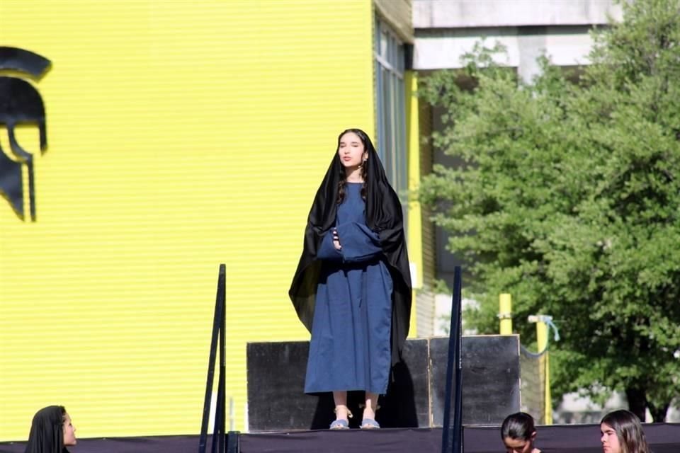 Elina Santos Luis interpreta a María en el Viacrucis de la Prepa UDEM San Pedro 2025.