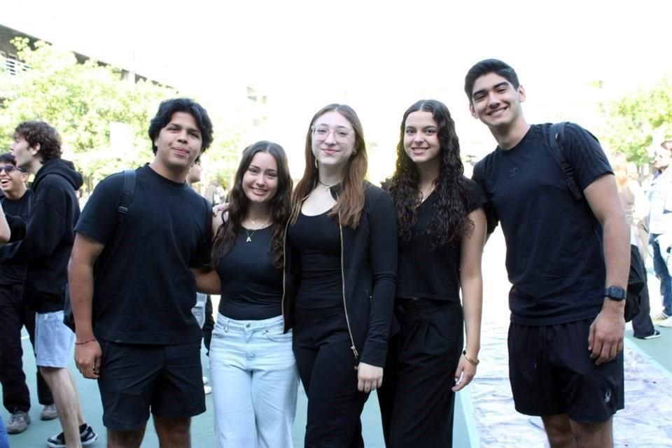 Sebastián Saldívar, Andrea Salazar, Monse Muñiz, Ximena Valdés y Gilberto Rivera