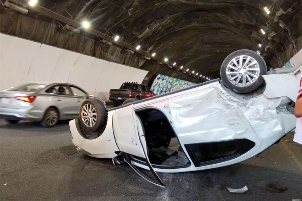 El accidente, donde no hubo personas lesionadas, fue reportado a las 11:00 horas.