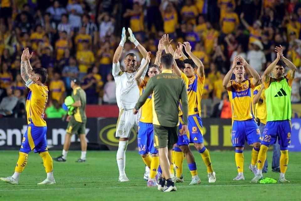 Los Tigres se impusieron a Rayados con goles en los minutos finales.