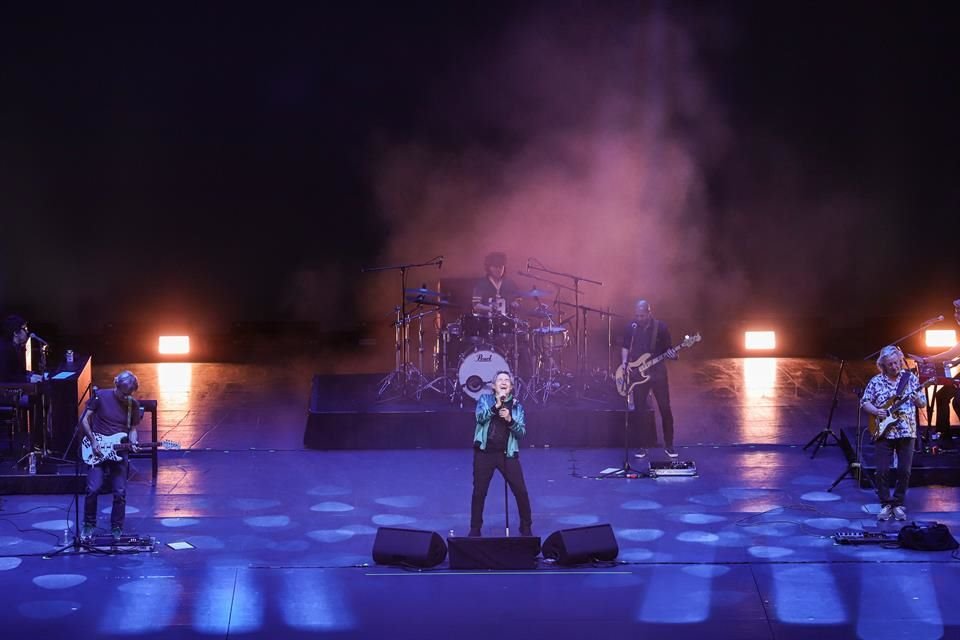 Miguel Ríos, de 80 años, encendió el Auditorio Nacional con sus himnos rockeros ante 10 mil fans que corearon cada nota con emoción.