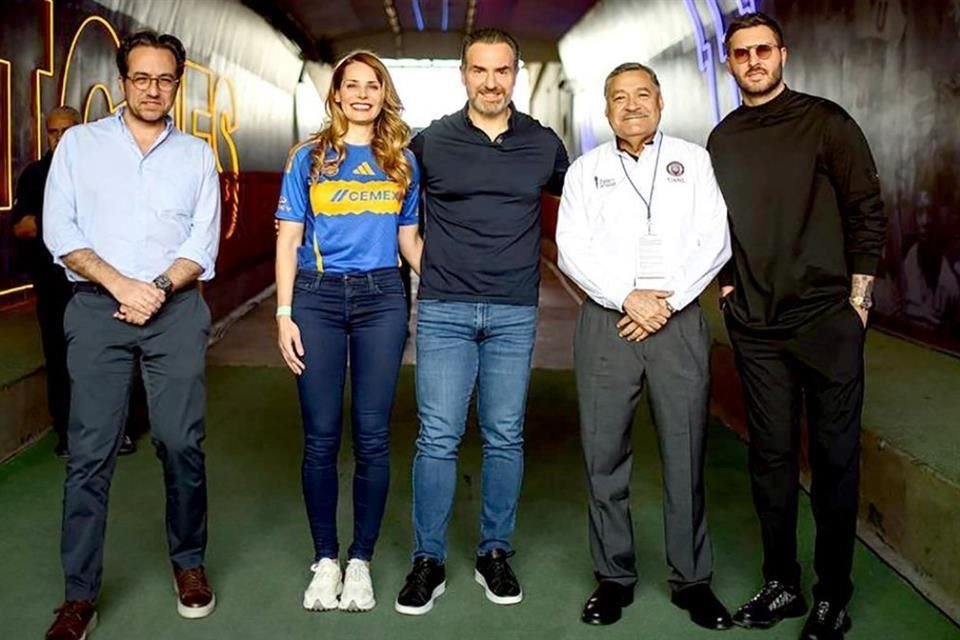 Mauricio Culebro, presidente de los Tigres, (izq.); Gabriela Oyervides y el Alcalde Adrián de la Garza; el Rector de la UANL, Santos Guzmán, y André-Pierre Gignac.