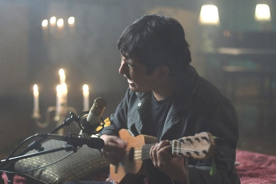 La canción gira en torno a la decisión más difícil del personaje en la primera temporada: mentir para proteger.