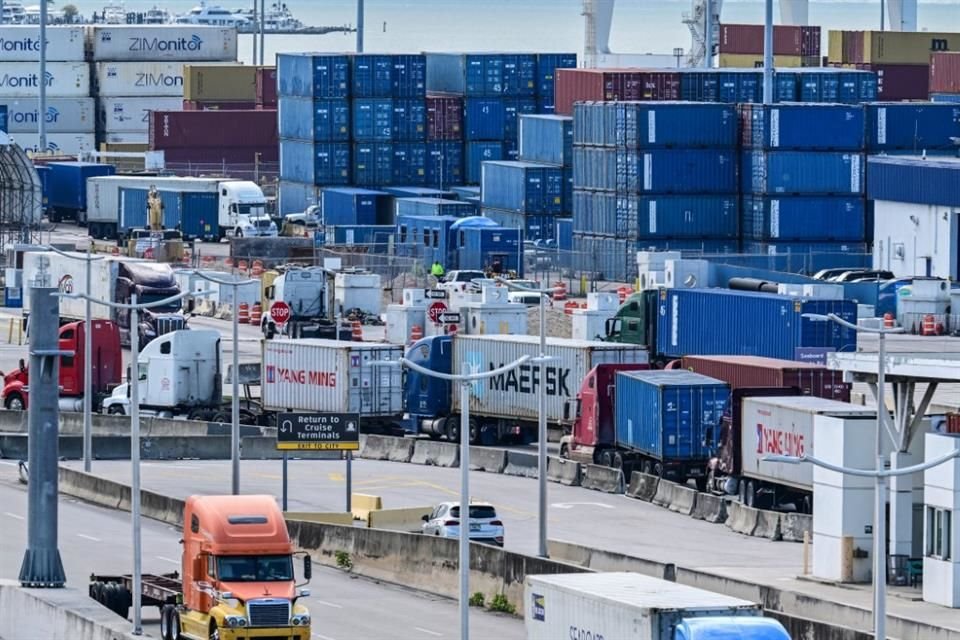 Contenedores en el puerto de Miami el 9 de abril del 2025.