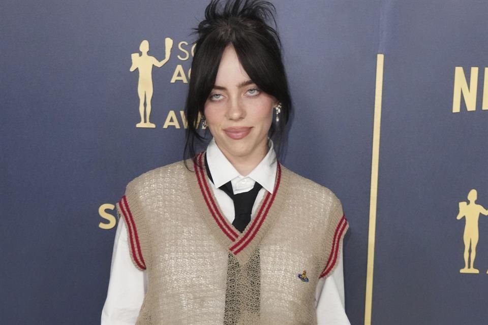 Reconoce Billie Eilish que no siempre se ha sentido guapa, en una sesión de preguntas y respuestas con varios amigos famosos.
