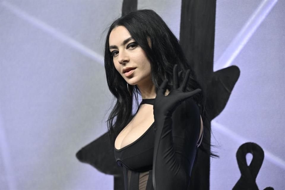 Eilish apareció de sorpresa este fin de semana en el festival musical Coachella para cantar al lado de su amiga Charli xcx.