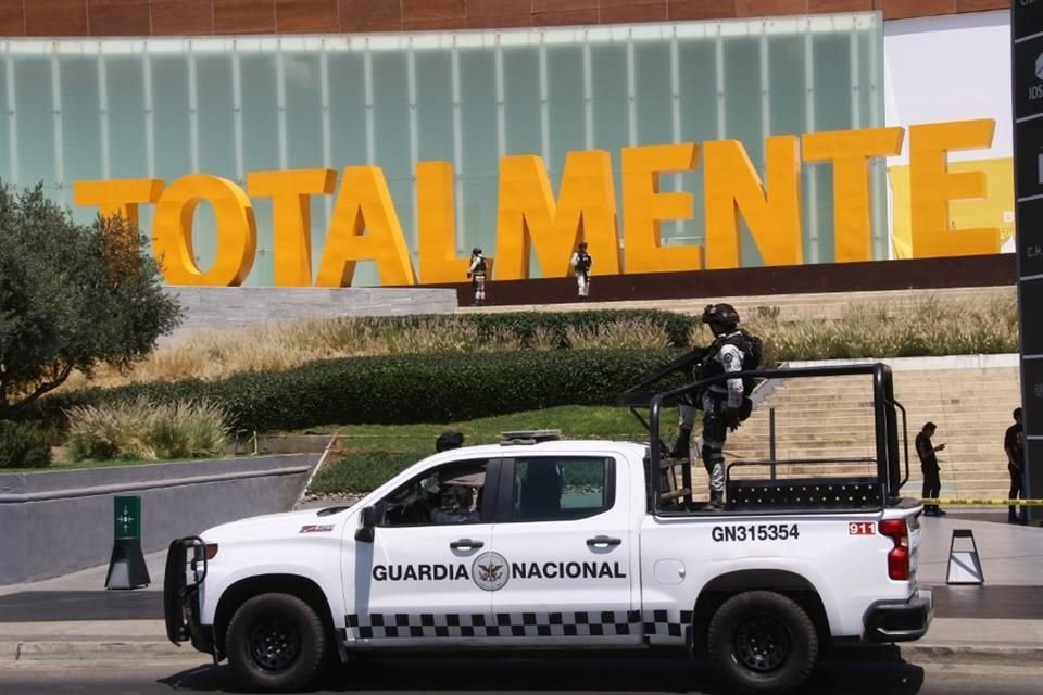 Hasta ahora se reportan dos personas detenidas.