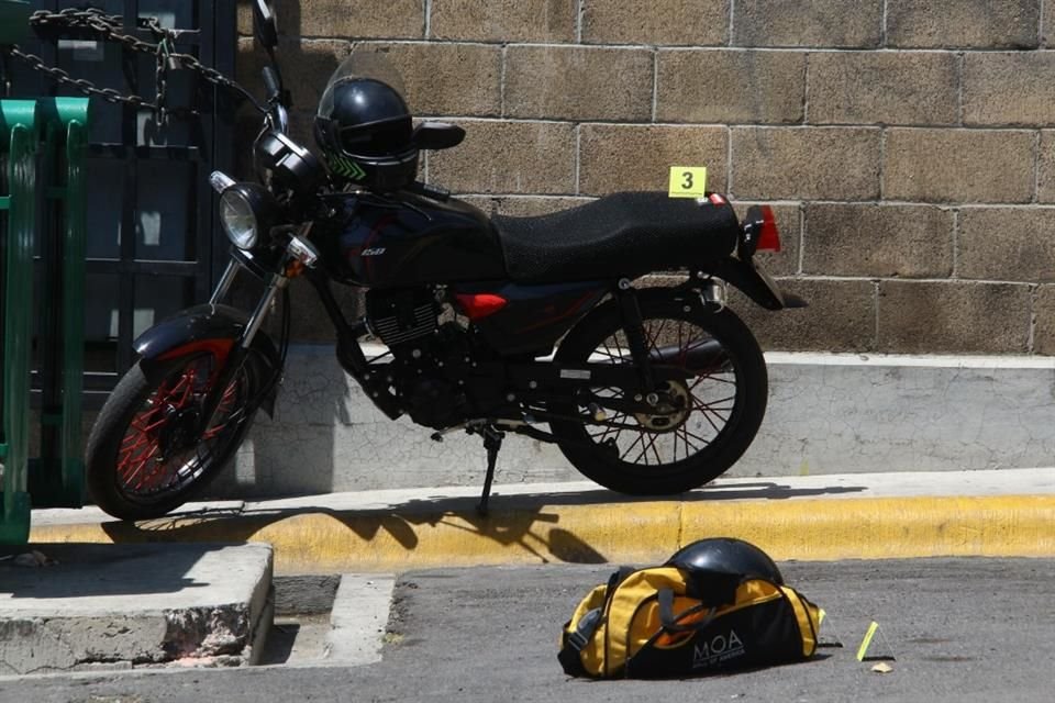 Las autoridades han asegurado una motocicleta sospechosa que fue encontrada en una plaza contigua, sobre Patria.