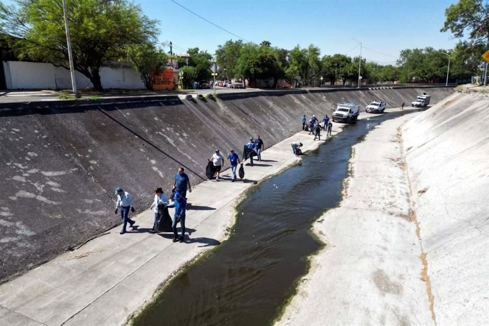 El Municipio de San Nicolás desazolva 50 toneladas de basura del arroyo Topo Chico en una macrobrigada con 150 funcionarios.