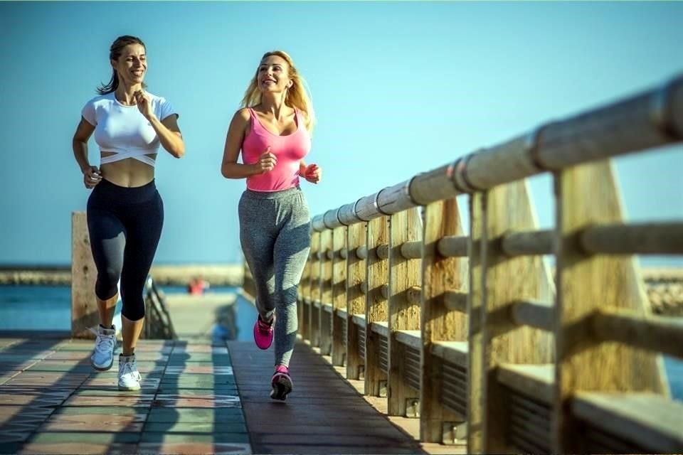 Las prendas de manga larga y aquellas que cubren prácticamente todas las extremidades inferiores son las más sugeridas para las rutinas al aire libre.