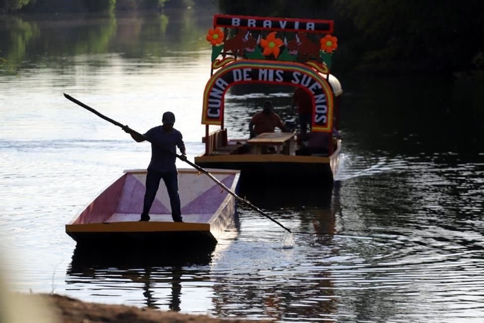 Las lanchas fueron realizadas por fabricantes de la Ciudad de México y con materiales del Centro del País, como las que dan el servicio en Xochimilco.