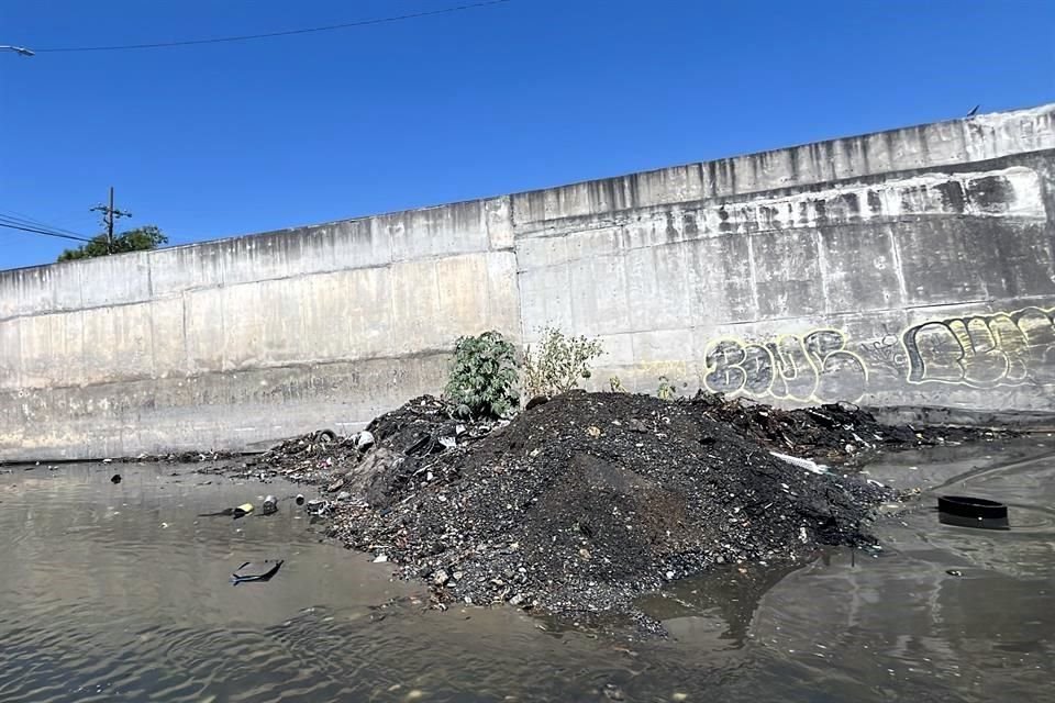 En un tramo del Arroyo Topo Chico, autoridades detectaron daños en la infraestructura del afluente y fugas de agua negras.