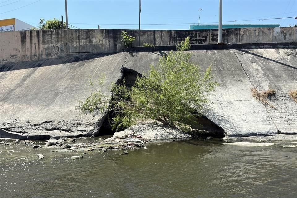 En un tramo del Arroyo Topo Chico, autoridades detectaron daños en la infraestructura del afluente y fugas de agua negras.