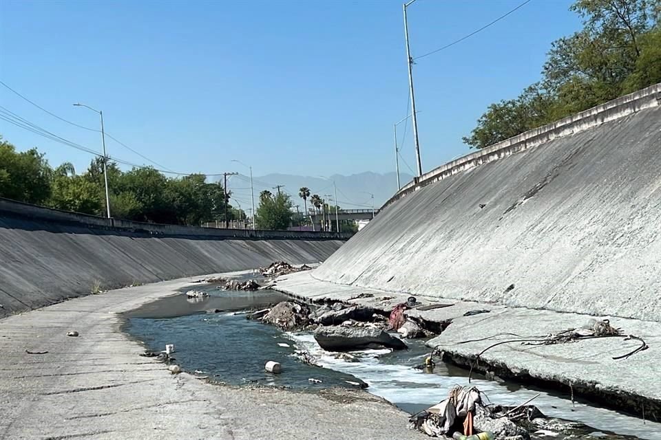 En un tramo del Arroyo Topo Chico, autoridades detectaron daños en la infraestructura del afluente y fugas de agua negras.