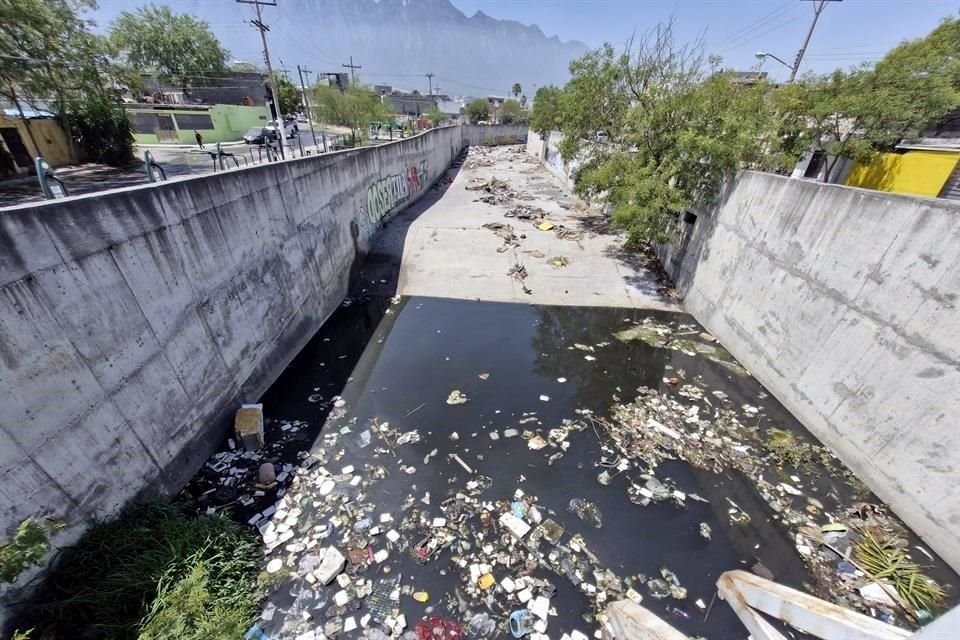 Los desechos sobresalen entre aguas negras a lo largo de aproximadamente medio kilómetro del Canal Aztlán.