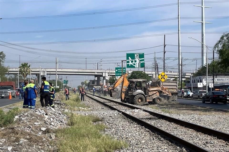 De acuerdo con el Municipio, en total estarían limpiando un kilómetro de las vías.