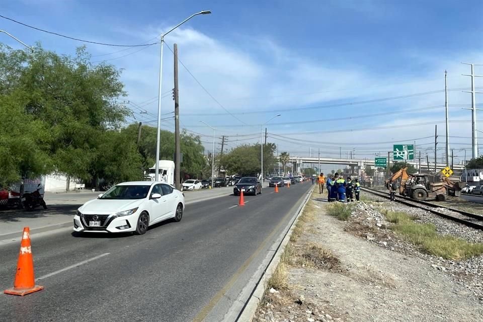 De acuerdo con el Municipio, en total estarían limpiando un kilómetro de las vías.