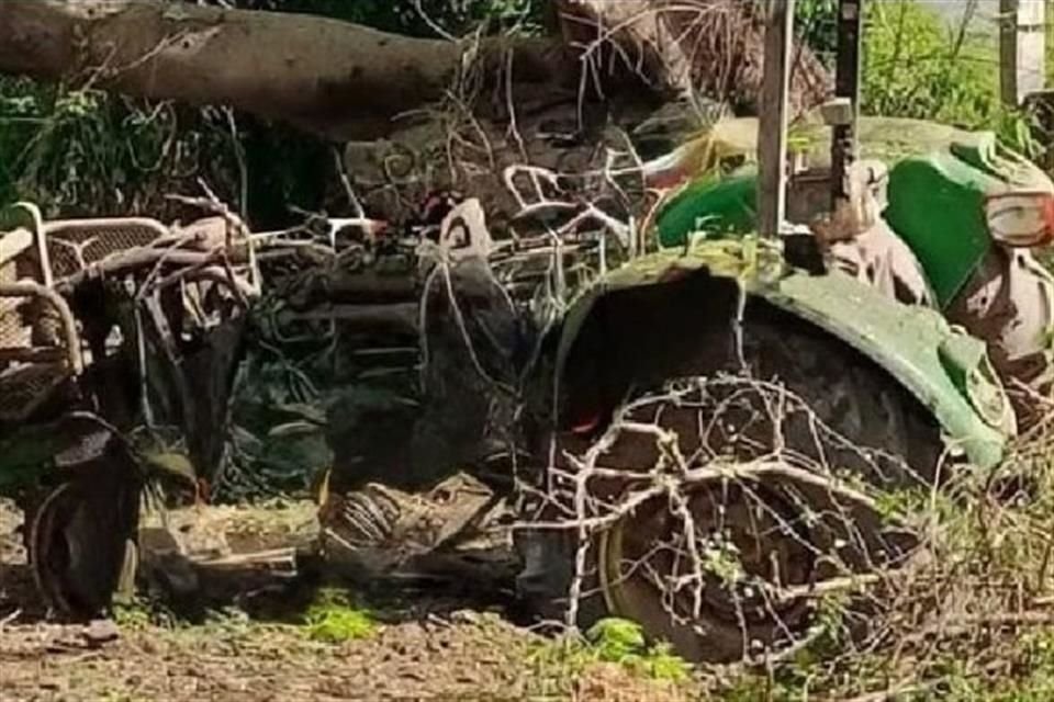 Así quedó el tractor en el que iba el campesino Josué tras la explosión de la narcomina en Apatzingán, Michoacán.